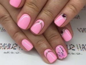 Розовый маникюр на коротких ногтях 